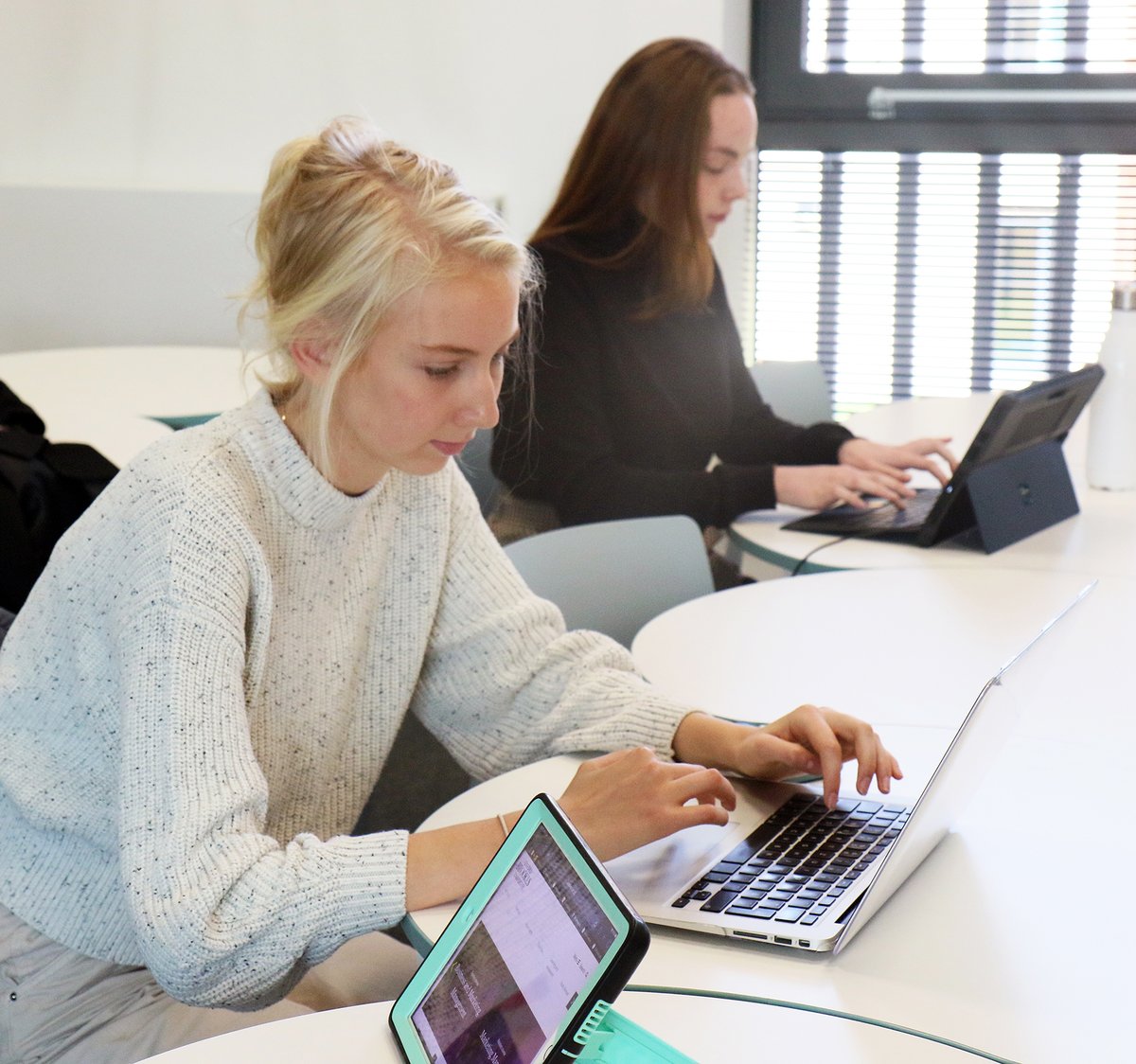 🆕💻Many of our #QASSixthForm students are currently going through the <a href="/ucas_online/">UCAS</a> application process. It may seem scary at first, but U6 student Ella has shared some useful advice on our #QASSixthFormBlog!💻🆕Read Ella's blog post here➡️bit.ly/32vJZc2 <a href="/ReadingGirlsSch/">Reading Girls' School</a>