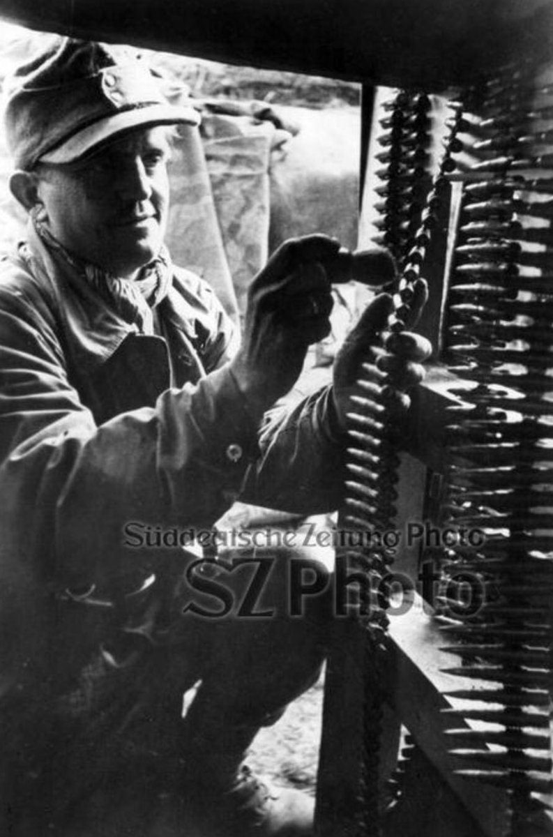 A superb, rare photo of ammunition maintenance by a Fallschirmjäger mg Gruppe member. Mg34/42’s recyclable ammo belts also needed daily care in addition to the weapon. Belts were to be checked for tightness, cleaned of debris & lightly oiled before reloading. 42)