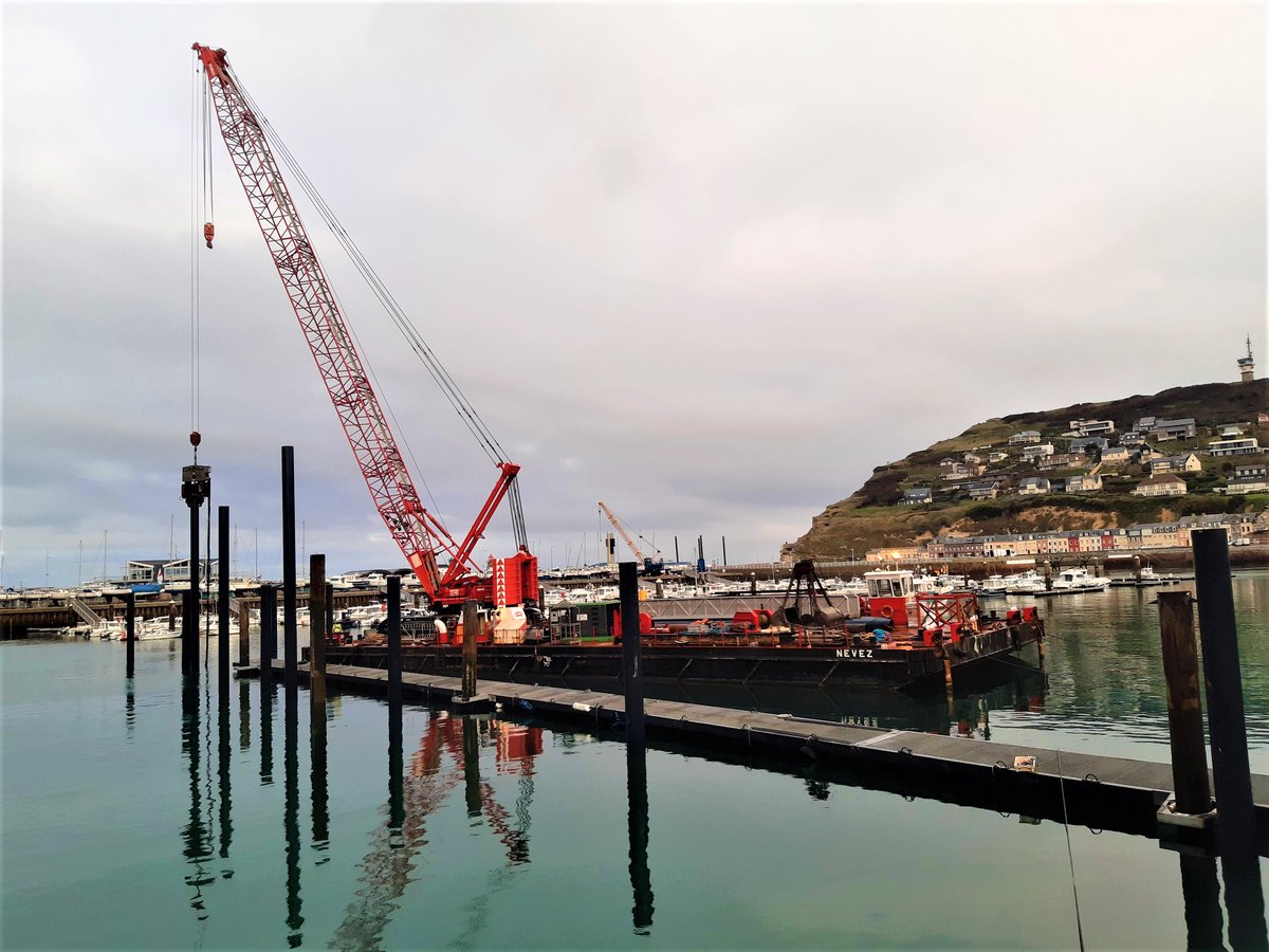 ⛵️#PortDeFécamp : La barge Nevez #ETPO stationne dans l'avant-port pour la finalisation du battage des pieux du nouveau ponton de #pêche. 
Par la suite, la barge sera utilisée sur le chantier #éolien offshore. 
#Fécamp #Port #Pêche