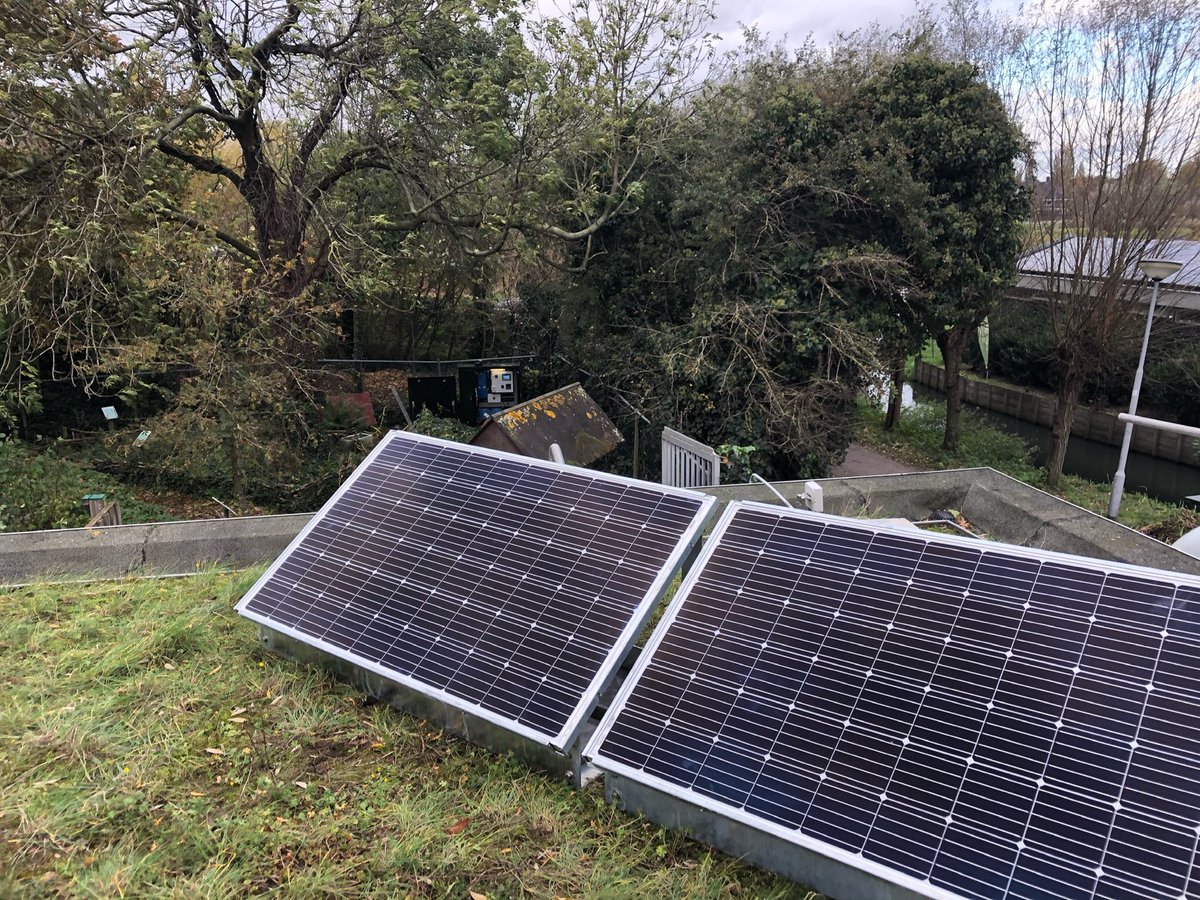 Andrewerk's tweet image. Ook dit jaar weer ombouw gemalen met zonnepanelen. Deze uitvoering ( door ⁦⁦@KwakernaakBV⁩ ) is bij een Kinderboerderij met de zonnepanelen op het infocentrum. Opdracht van ⁦@Stadsbeheer010⁩ ism ⁦@iburo010⁩ . #innovatie #gemalen