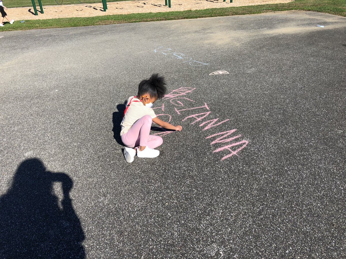 MrsChaump's tweet photo. A little outside  fun on this gorgeous November day! #wilburinspired https://t.co/MMoexx4ydL
