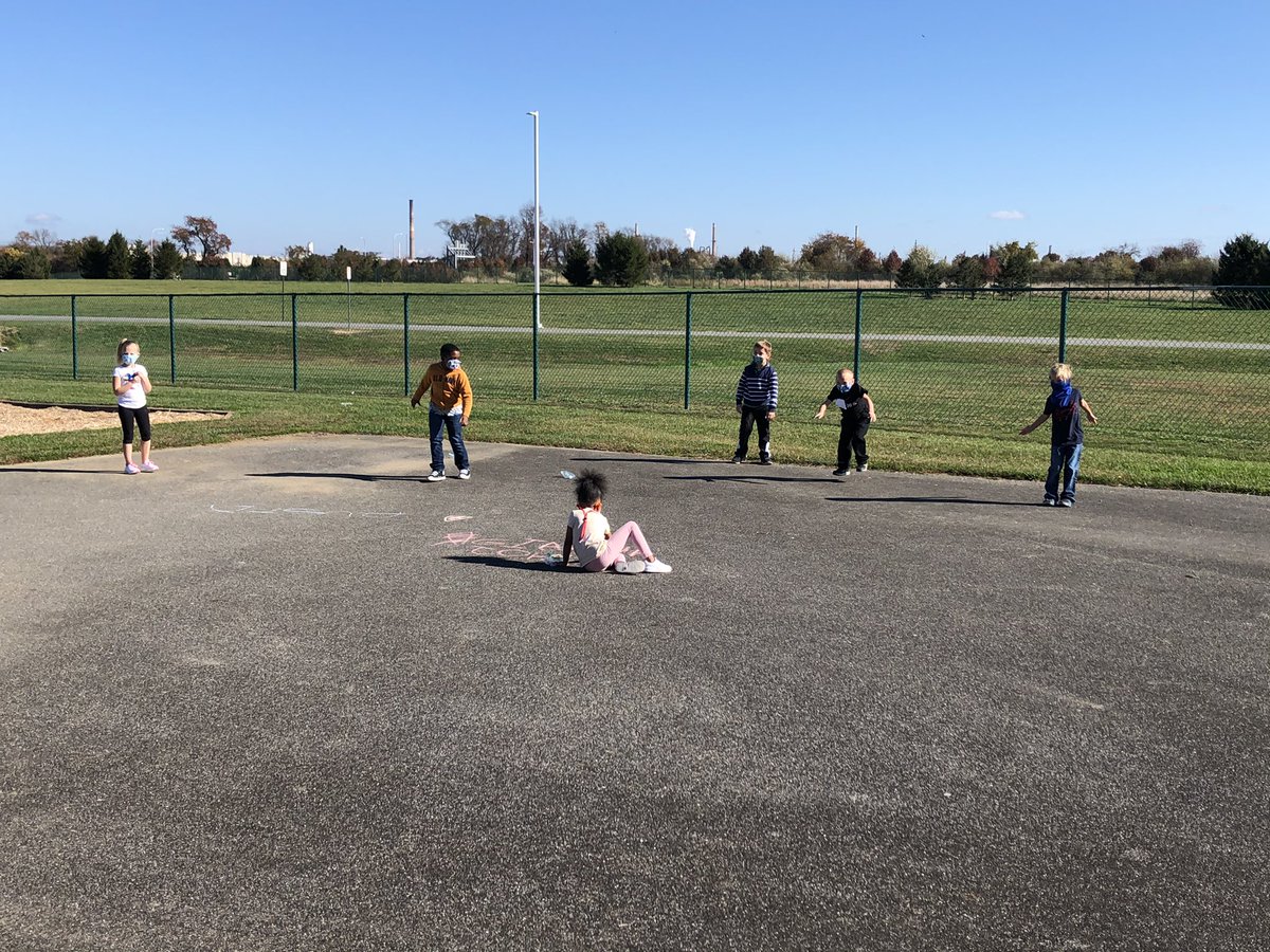 MrsChaump's tweet photo. A little outside  fun on this gorgeous November day! #wilburinspired https://t.co/MMoexx4ydL