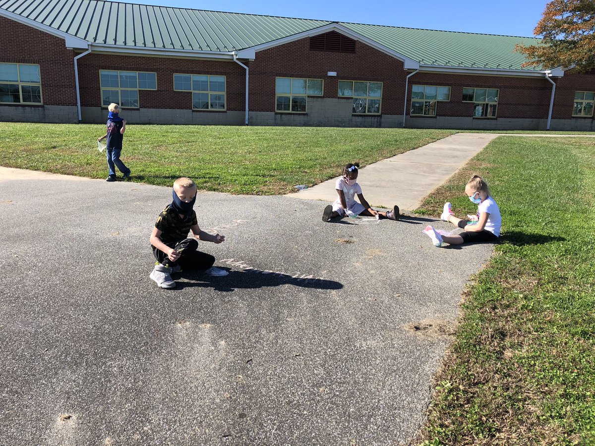 MrsChaump's tweet photo. A little outside  fun on this gorgeous November day! #wilburinspired https://t.co/MMoexx4ydL