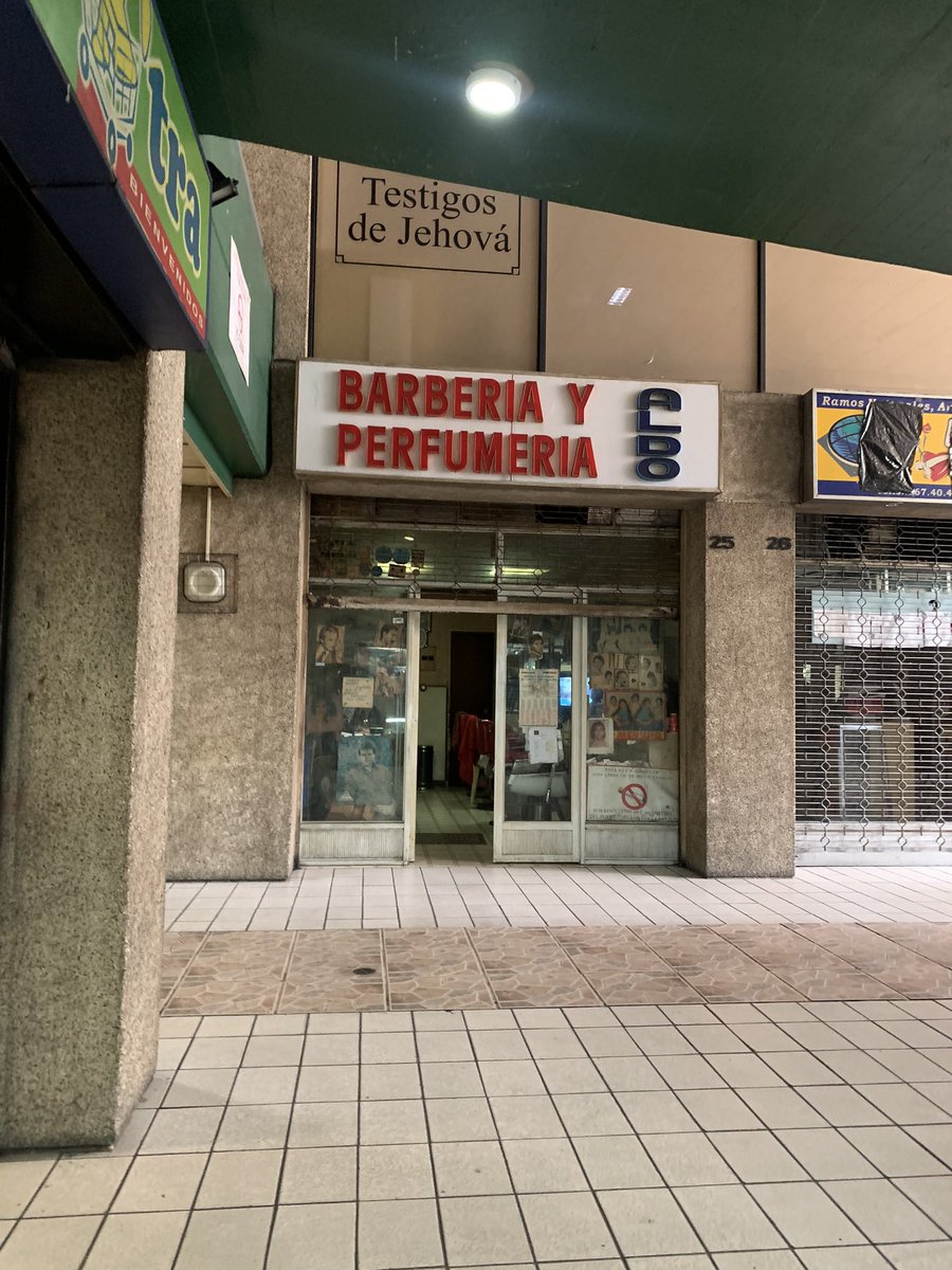 anto_carrazana1's tweet photo. Así como hicieron viral lo del café, podrían hacer viral esta imagen 🙏🏻
En Chacao hay muchos rincones así, donde sus dueños son señores de más de 70años, siguen trabajando intentando generar dinero para poder sobrevivir. Esté queda en el CC Metropolitano en Chacao https://t.co/aOcEI9Gd3w