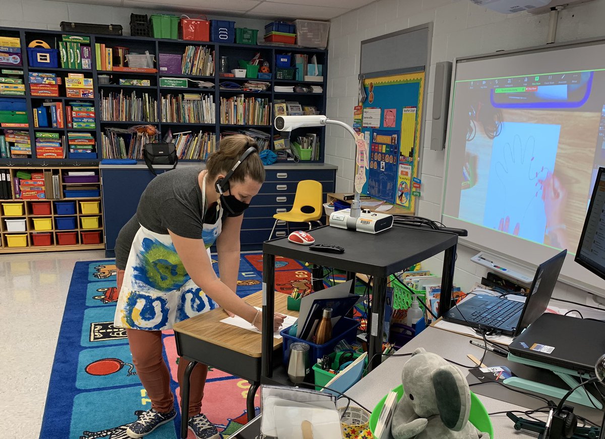 PWCSNews's tweet photo. At @Potomac_View_ES, art teacher Ms. Dimento is using a document camera to share today’s project with students both at home &amp; in the classroom! 🖍🍂 https://t.co/hI0w2hgHiT
