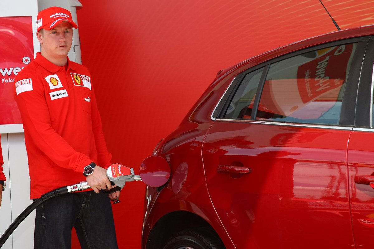 motorsportcomtr's tweet photo. Yıl: 2008
Yer: İstanbul
Reklam çekimine katılan 🇫🇮 Kimi Raikkonen'in mutluluğu yüzünden okunuyor 😅 #Raikkonen #TurkishGP #Ferrari #Shelll https://t.co/m0ianse51O