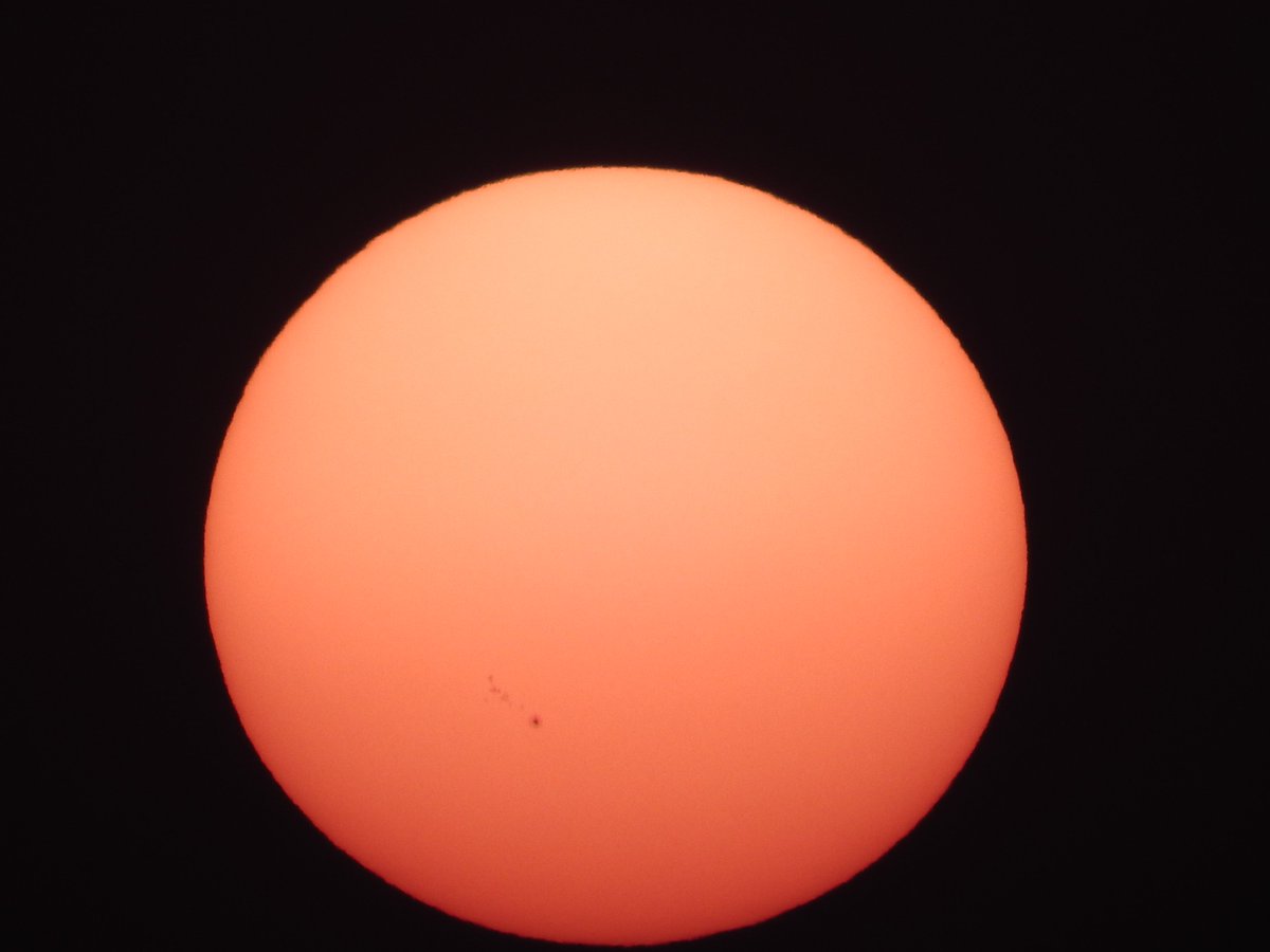 mmatalpur's tweet photo. #SunAndSunSpots
The activity on Sun creates these spots and, depending on their size and turbulence, these do have effect on Earth too.
The last picture is at a very high zoom to show them more clearly.
It was setting Sun. https://t.co/ubK73LSypZ