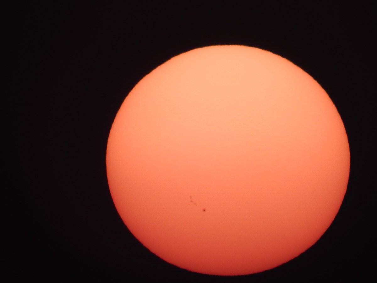 mmatalpur's tweet photo. #SunAndSunSpots
The activity on Sun creates these spots and, depending on their size and turbulence, these do have effect on Earth too.
The last picture is at a very high zoom to show them more clearly.
It was setting Sun. https://t.co/ubK73LSypZ