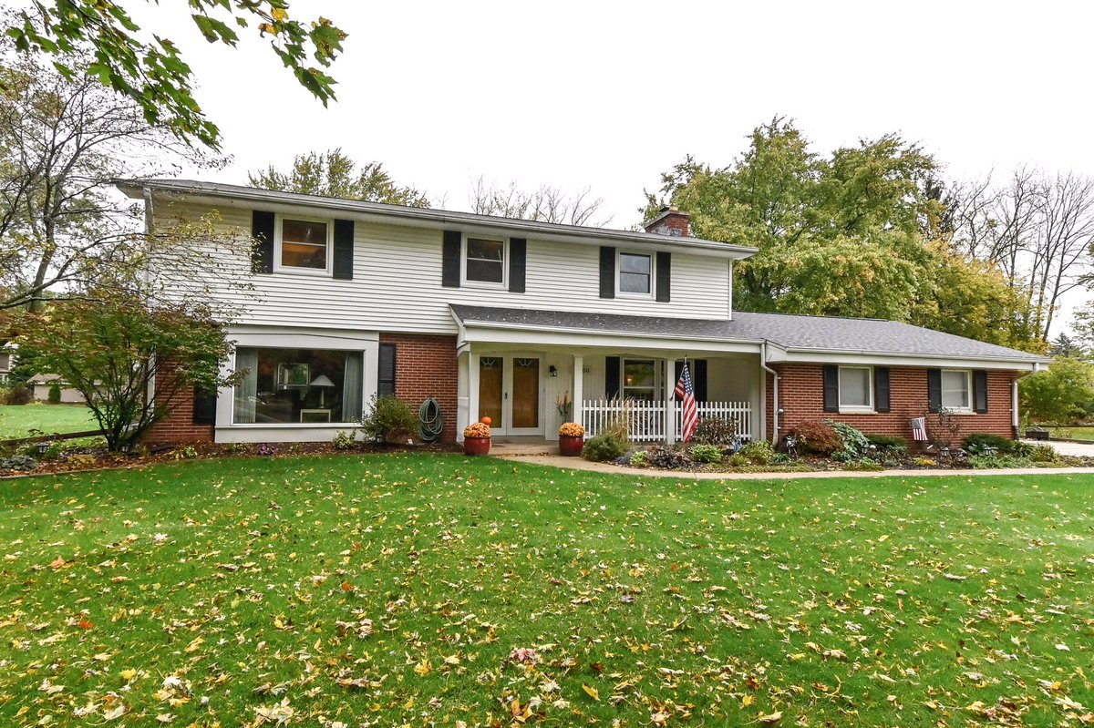 ClosingTimeRlty's tweet photo. Spacious 5 BR colonial in #Indianwood w large backyard w fenced in patio &amp; tons of living space! FR flows into kit &amp; dinette &amp; LR &amp; DR combo is a perfect space for entertaining. FF laundry &amp; 5th bed/office. Oversized master w attached bath &amp; finished LL! #ClosingTimeRlty https://t.co/XwChqJXPOw