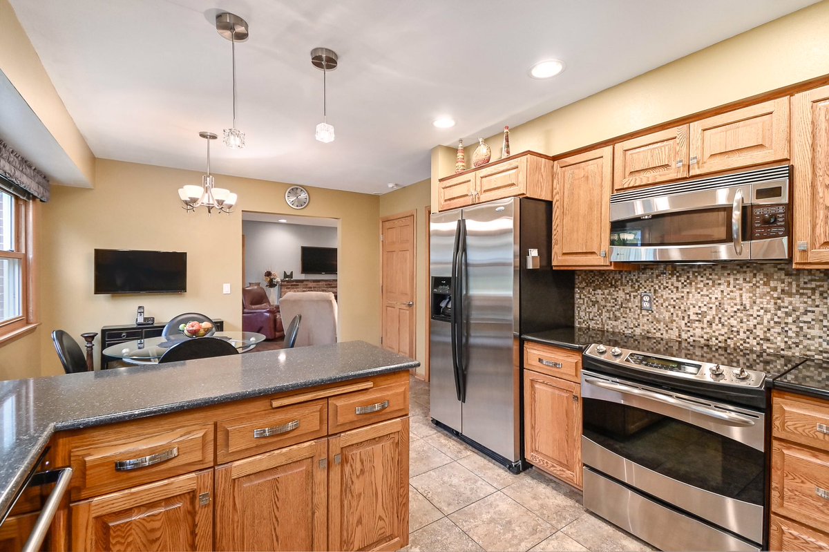 ClosingTimeRlty's tweet photo. Spacious 5 BR colonial in #Indianwood w large backyard w fenced in patio &amp; tons of living space! FR flows into kit &amp; dinette &amp; LR &amp; DR combo is a perfect space for entertaining. FF laundry &amp; 5th bed/office. Oversized master w attached bath &amp; finished LL! #ClosingTimeRlty https://t.co/XwChqJXPOw