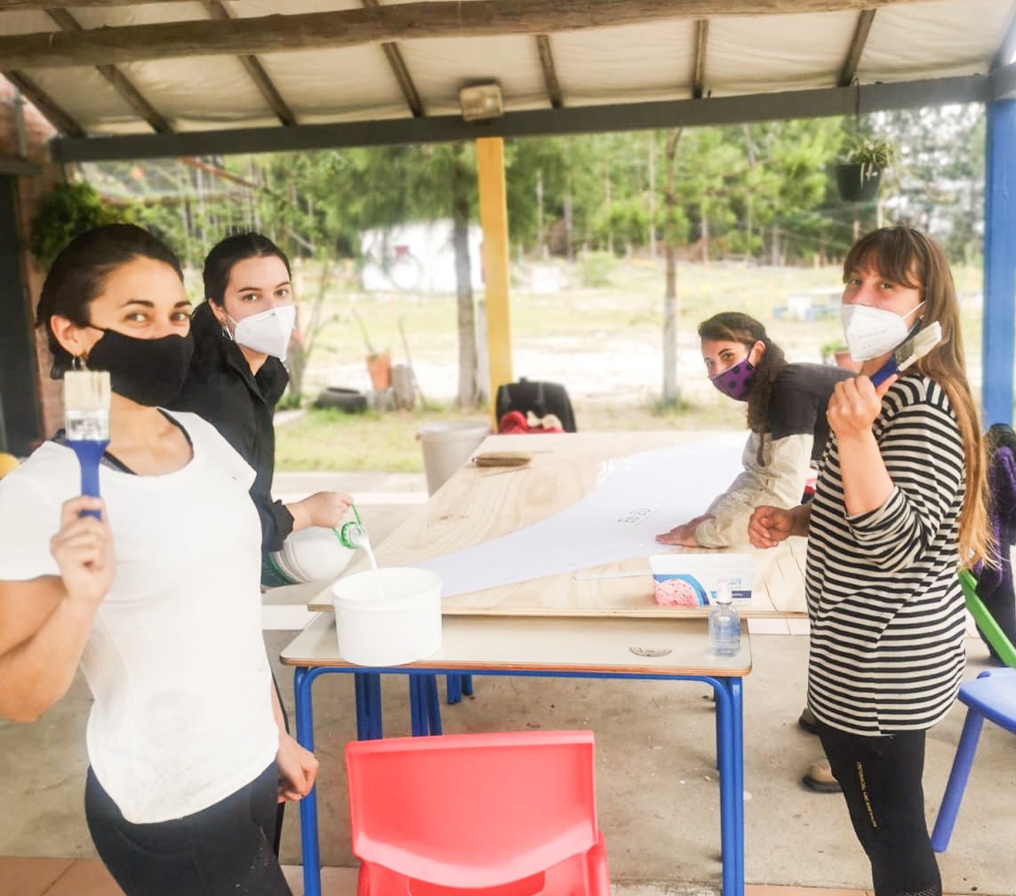 Ayer comenzamos la construcción del #AulaEscuelaPlus Balneario Iporá ✅

Junto a 10 voluntarios, el equipo educativo de la Colonia y nuestro equipo de construcción, realizamos tareas de preparación del terreno, materiales y espacios de trabajo para el resto de la experiencia 🏡