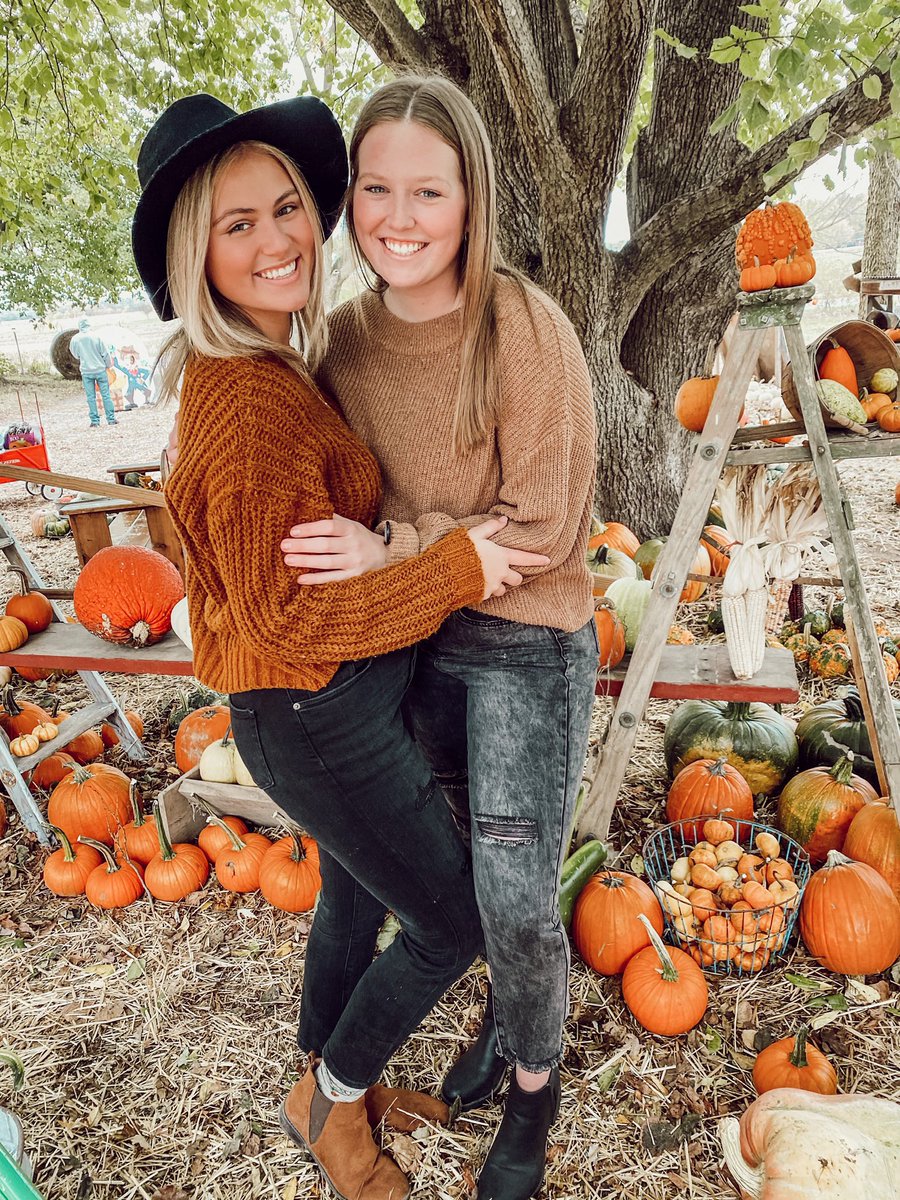 Alpha Chi Omega MSU (@axozetasigma) on Twitter photo Absolutely loving fall with our sisters🍂🌟🤍 Absolutely loving fall with our sisters🍂🌟🤍