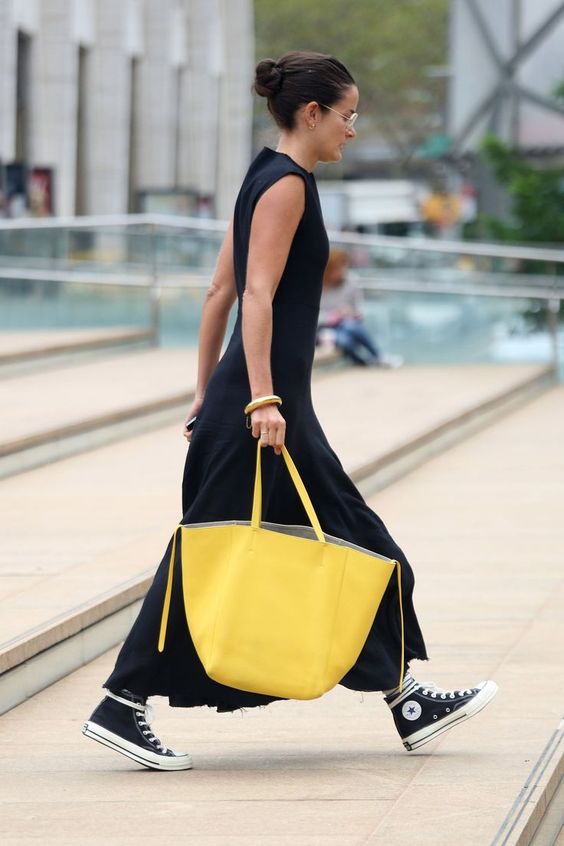 AmalalaShop's tweet photo. Fashion comes and goes like the spring wind. 💥https://t.co/qMkCnn9jHs #bag #baglover #bagslover #fashionbags #bagslovers #bagshop #handbags  #NewYork #usa2020 #fashion #fashionbrands #fashionbrandss #tuixach #tui #tuixachnu #vote #biden #trump #donaldtrump #election2020 https://t.co/1mWSANXwTd