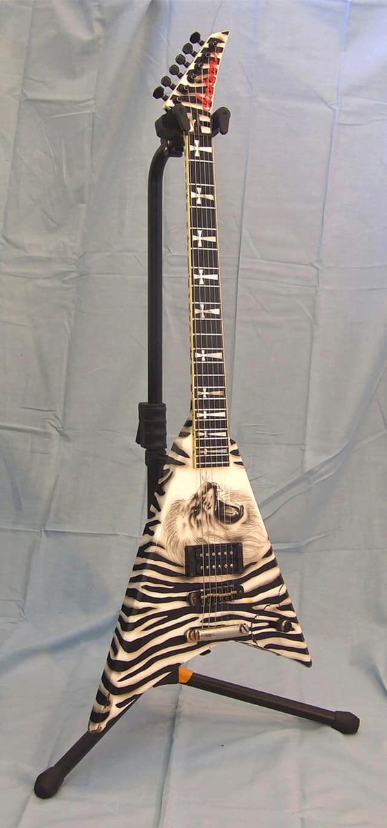 SCREAMXO1's tweet photo. @Stephan87922313 The flaming V thanks Stephan #LETITROAR #CHRISHOLMES #V 🎸⚡️⚡️🤘 #WASPITUP 💀💀 https://t.co/XMSl9Fu6Cj
