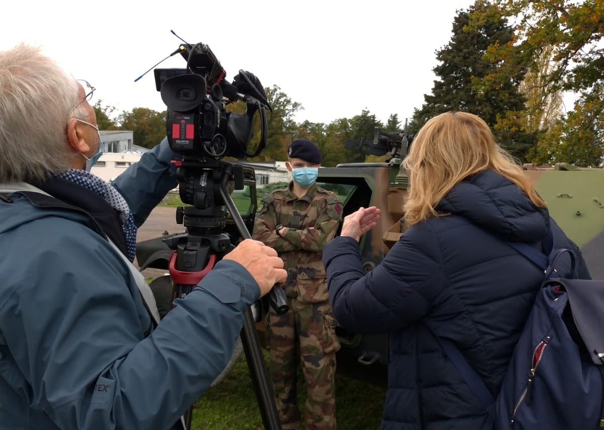 armeeszoneouest's tweet photo. [Making of🎥] au @12e_rc
RDV 📺 demain à 6h50 et 8h25 avec les cuirassiers sur @France2tv dans @telematin.
👉 La semaine dernière, le #12RC a accueilli l'équipe de Télématin  pour un reportage sur le thème de l'engagement.
#FiersDeNosSoldats
#SoldatdelaNation https://t.co/nslW3RsovD
