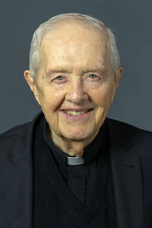 THREAD: Last week, our family lost one of the greatest men we'll ever know. He was extremely humble and quiet so he wouldn't want me to do this, but the world needs to know about Monsignor Richard Mahowald and how many lives he impacted during his 90 years on Earth. (1/9)