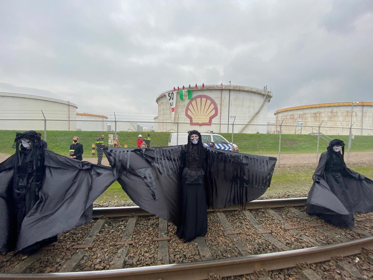 openrotterdam's tweet photo. Actievoerders van @xr_rotterdam klommen vanmiddag op een tank van @Shell_Pernis om aandacht te vragen voor misstanden in Nigeria. Kijk ons liveverslag hier terug: https://t.co/PK1rKvHGpq #open010 #rotterdam #shell #XR https://t.co/ZQYV819D2o