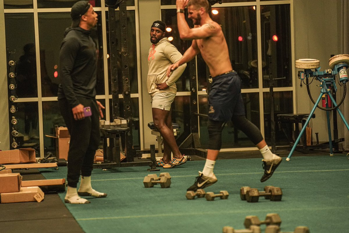 BullittTeam's tweet photo. 🗣Made a personal promise to everyone that I’ll always push them to their max potential. It won’t be easy, but it will be worth it! We got better today 💯 #Bullitt #LeanMassProgram https://t.co/VSfEwR1pX8