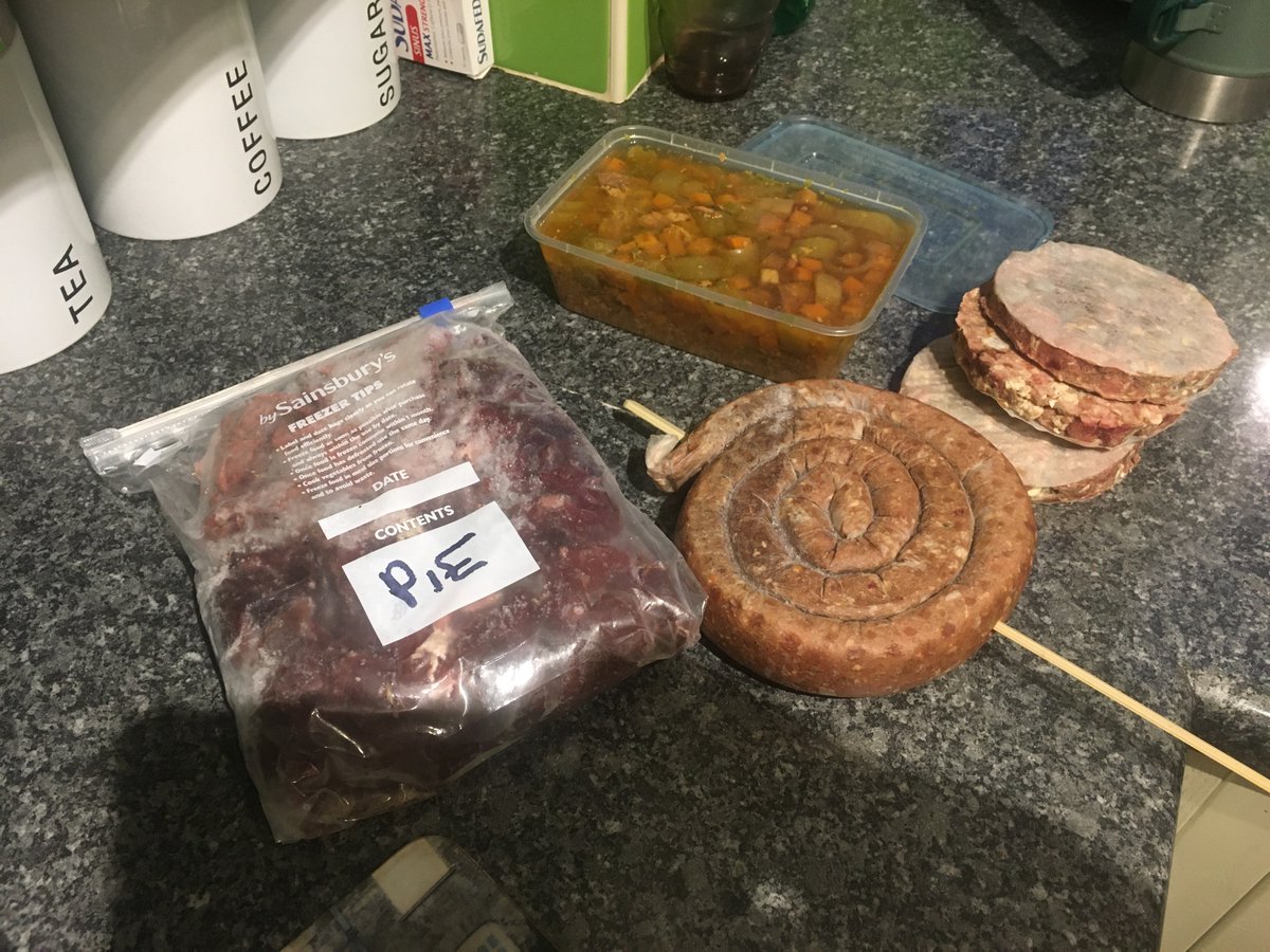 houndtrail's tweet image. Good trade off in work today. Dropped a few fresh rabbits off for a mate and was given venison burgers, venison mince destined for a pie, seasoned venison sausage and a generous splash of pheasant soup 👌#eatgame #eatmeat #forktotable #healthyeating