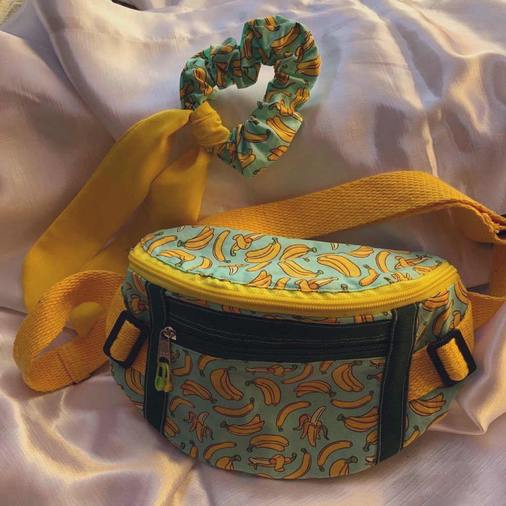 GalterLady's tweet photo. Esse modelo lindo de pochete com uma scrunchie combinando 😍 
.
.
.
.
#scrunchie #scrunchies #xuxinhasdecabelo #pochete #pochetes #handmade #banana #amarelo #azul #preto #artesanal #artesanato #feitoamao https://t.co/ojbYgfTCbx