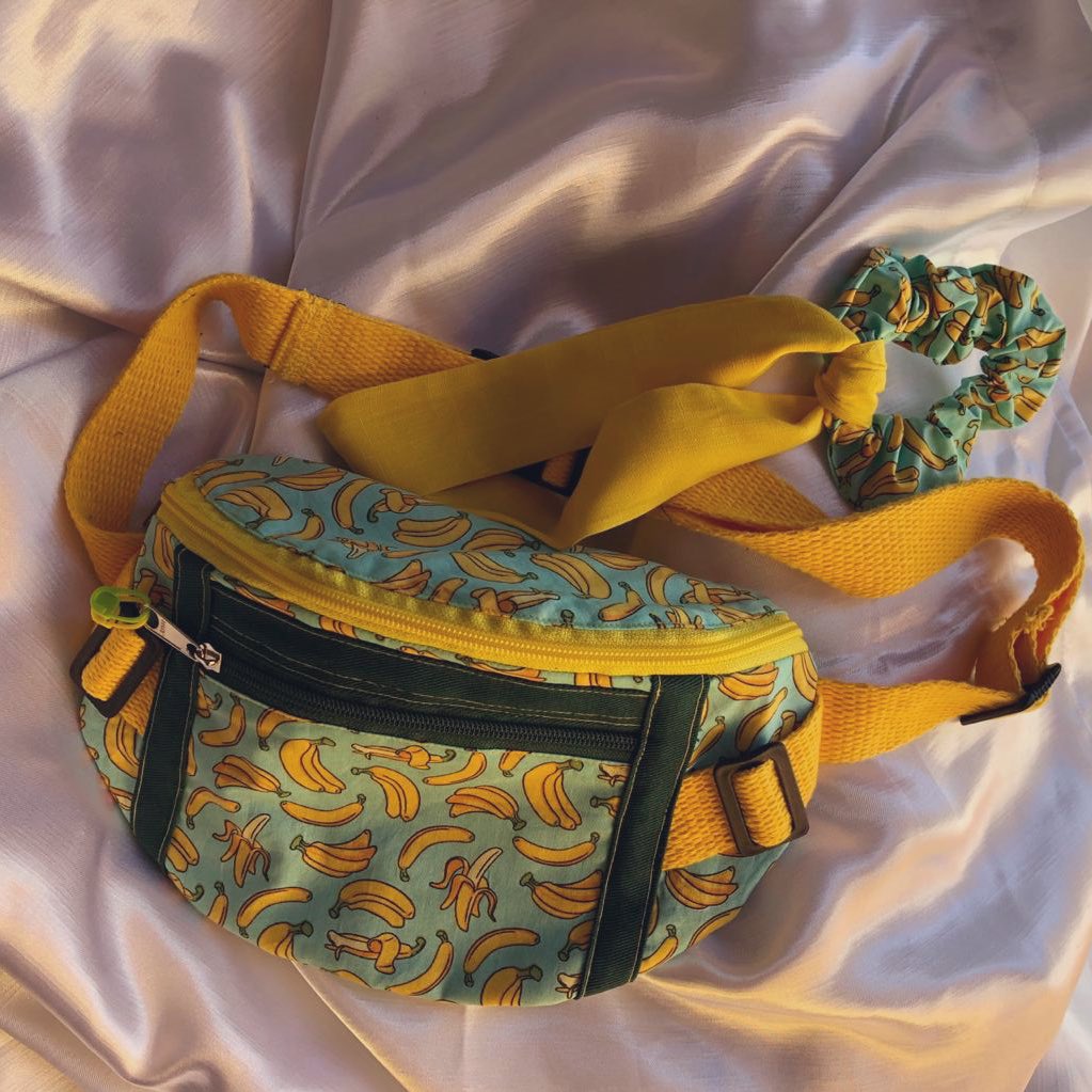 GalterLady's tweet photo. Esse modelo lindo de pochete com uma scrunchie combinando 😍 
.
.
.
.
#scrunchie #scrunchies #xuxinhasdecabelo #pochete #pochetes #handmade #banana #amarelo #azul #preto #artesanal #artesanato #feitoamao https://t.co/ojbYgfTCbx