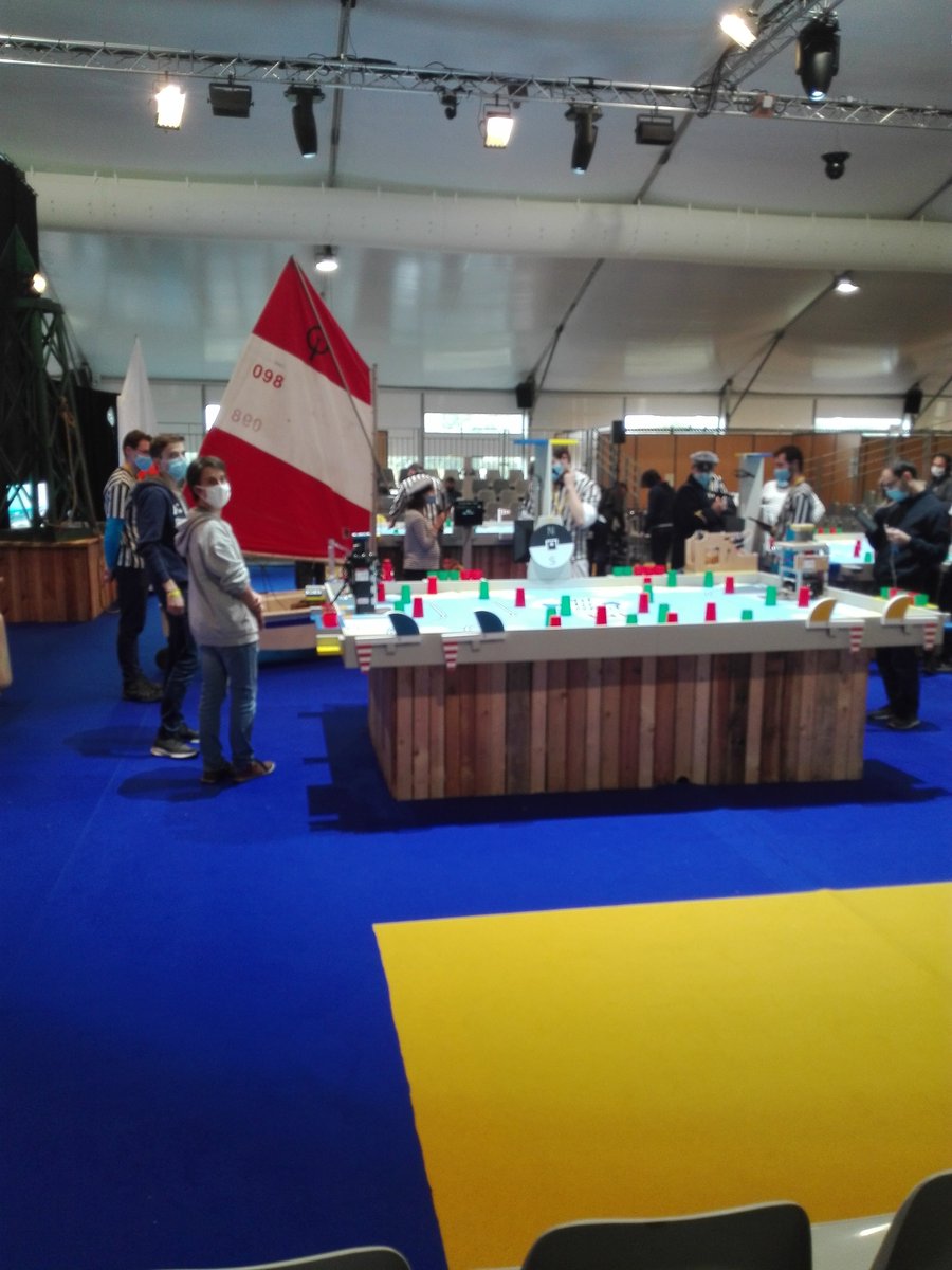 INSARennesRobot's tweet photo. La semaine dernière, nous avonseu la chance de participer à la Coupe de France de Robotique avec ce cher Bornibus (notre robot) qui s'est hissé jusqu'en phase finale. Encore un grand merci à Exotec, Elsys Design et Filimprimante3D sans qui cette aventure n'aurait pas eu lieu ! https://t.co/D0JaTc5w9q