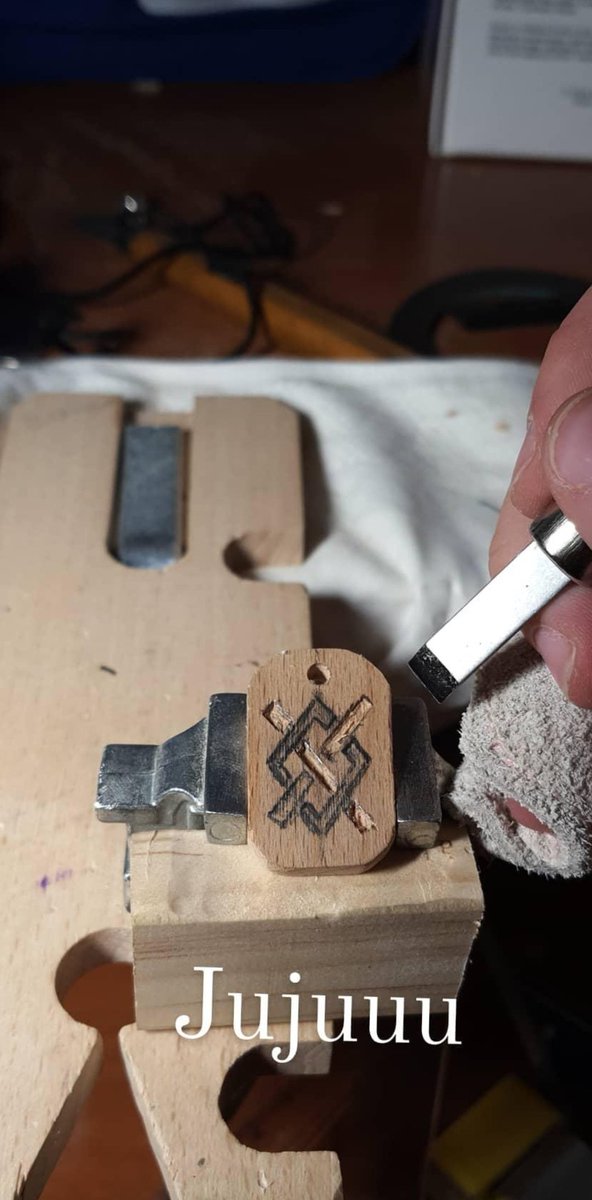 miclaustrofobia's tweet photo. Hola soy Clau, hago collares artesanales de madera tallada.
Estoy vendiendo dichos collares por 3,50 cada uno. 
Me aydarias un montón dándole difusión y contactandome en caso de querer alguno 🥰🥰 https://t.co/oEVdd6QmA8