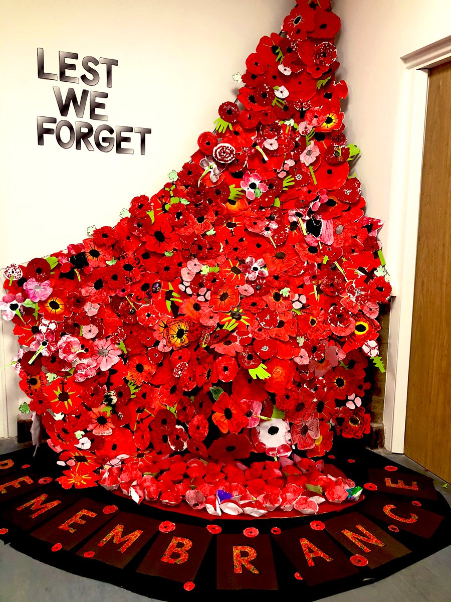 MissAnicholson's tweet photo. I can’t wait for the children to see how their poppies have come together for our fantastic creation in honour of Remembrance Day. Tomorrow we will remember!  #LestWeForget https://t.co/a4c7F10nxQ