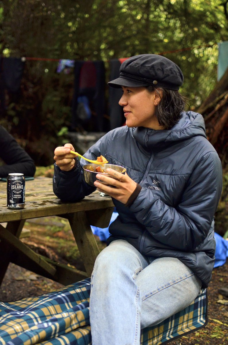 Food always tastes better outdoors, and paired with a good beer. 

#vanislandbeer #explorevi #sharevi #yyj #vancouverisland 
📸 Bitches 'n Barrels