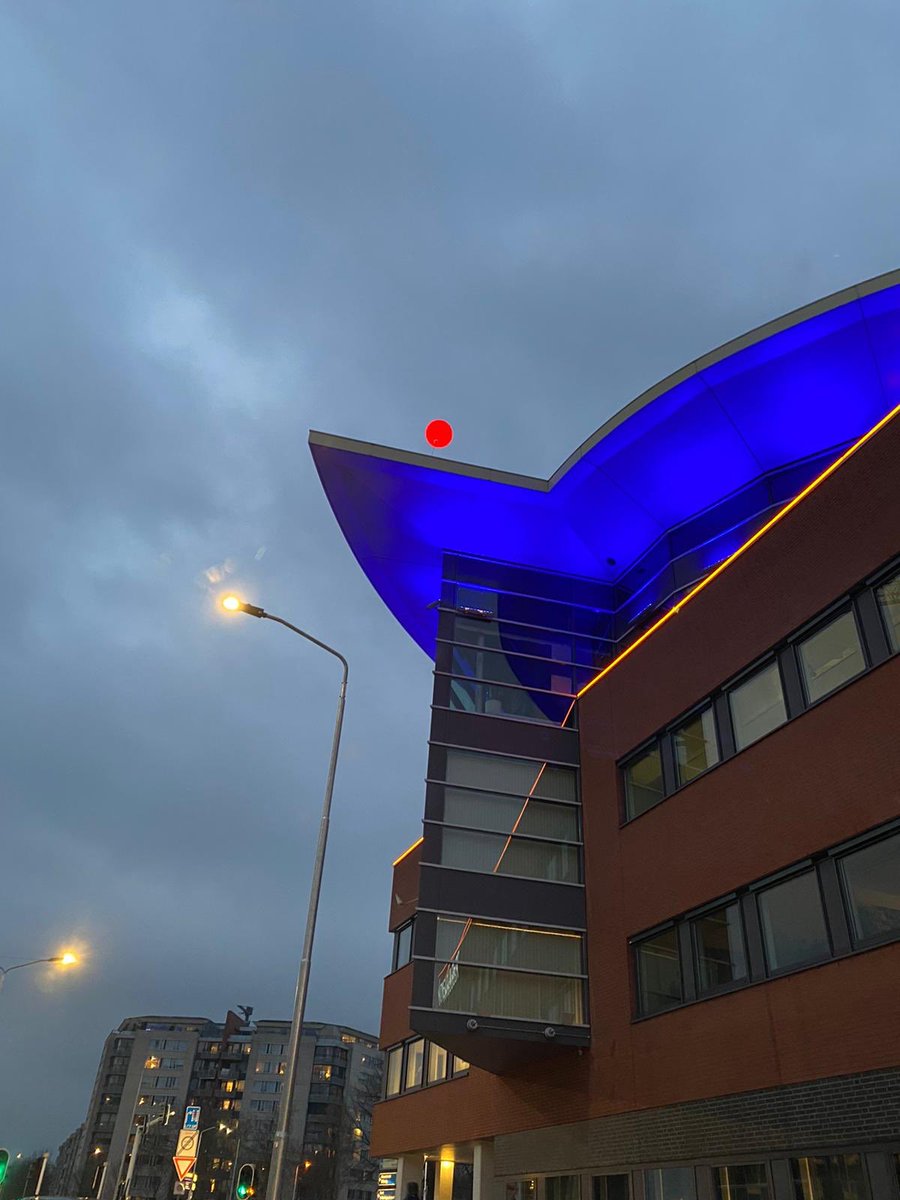 Vliegen.

RT <a href="/Lindaliciousss/">Linda</a>: Iemand enig idee wat al die #RodeBallonnen in #Eindhoven doen? #DTV #Glow ?