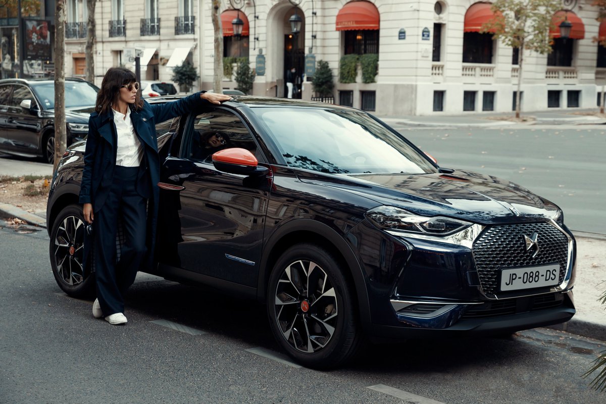 DS_fr's tweet photo. La plus #chic des Parisiennes. Plongez dans l’univers raffiné et résolument parisien de notre Édition Limitée, en collaboration avec @fressangeparis #DS3CROSSBACK #DSautomobiles https://t.co/Tlffj8ZXSA