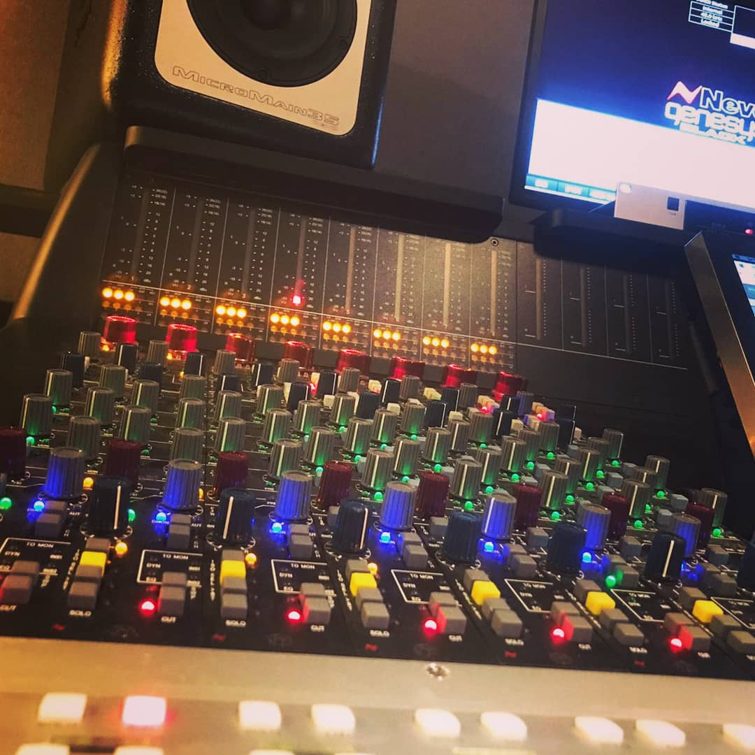 Oi_Musica's tweet photo. Nearly almost not quite putting the final touches to our epic new piece #EnoughisEnough2020. Final film shoot done. 24 hours left to mix the track. Eep!
#cop26musicresponse
#letitgrow
#newmusic #film #Studio #collaborate #streetband #choir https://t.co/HDJkKj6slx