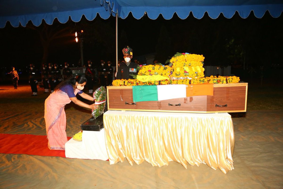 RaoKavitha's tweet photo. Offered floral tributes while paying homage to Martyr Ryada Mahesh who laid down his life while combating during a operation at LoC. His sacrifice will never be forgotten.
#MachilSector https://t.co/9LfCHDMPYv