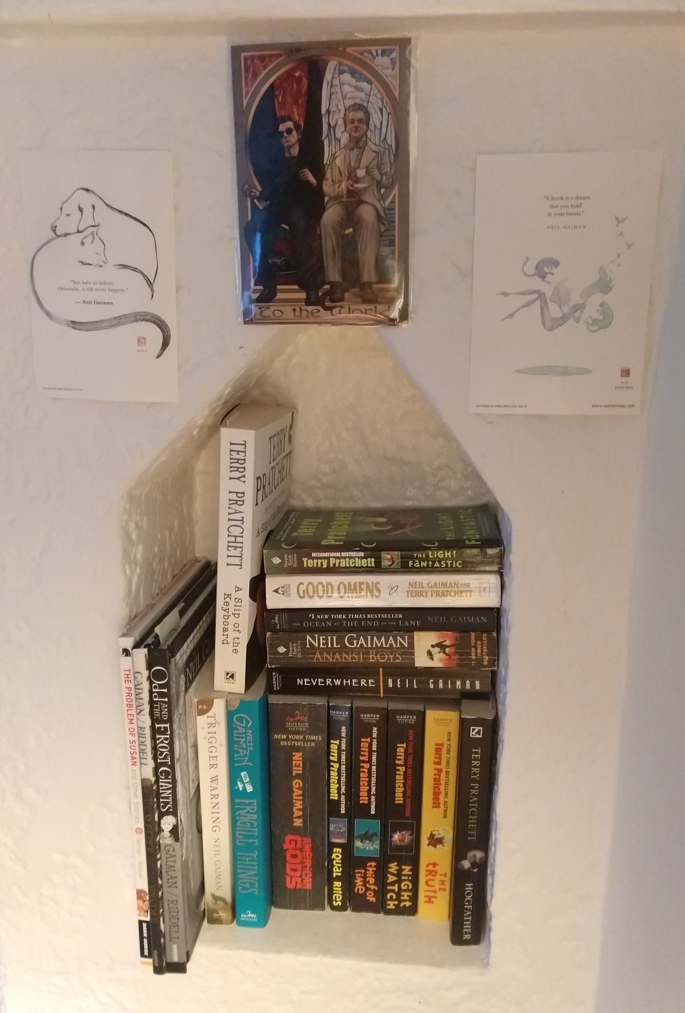 Happy Birthday ! Here is my bedside book altar dedicated to Neil Gaiman and Terry Pratchett. 