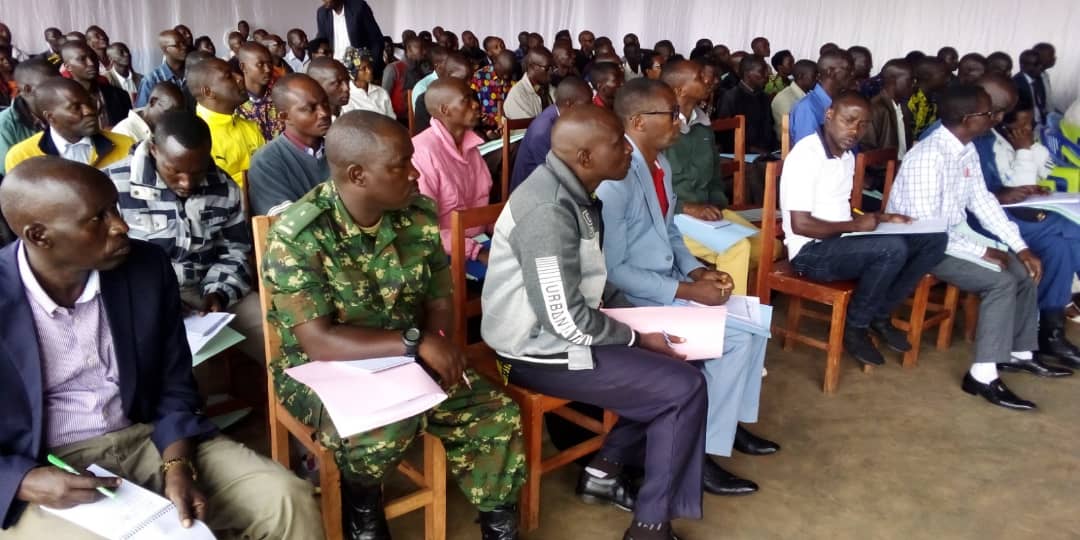 burungaProvince's tweet photo. #Burundi le conseil national de sécurité poursuit son atelier de sensibilisation @makambaProvince qui a pour objectif de sauvegarder la sécurité et prévenir l'insécurité en se basant sur les 6 piliers de la sécurité dont la sécurité en soi, la  politique, l'économie, https://t.co/sEKc2uIt5q