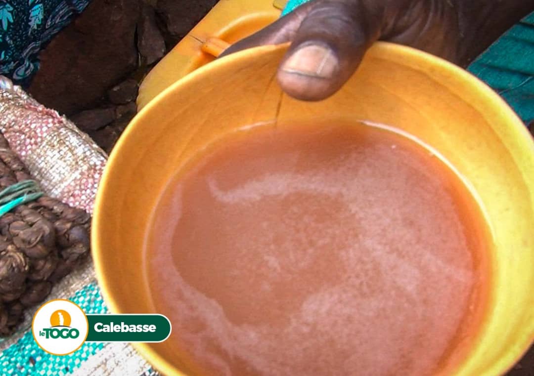 iluvtogo's tweet photo. La Calebasse ou "Étré" en langue locale.

La calebasse fait partie de notre culture. Fruit d’un arbre, c’est avec elle que nous servons nos boissons locales ou de l’eau à nos invités.

Mia woézon looo, bienvenue chez nous !!

#iluvtogo #LeTogo #team228 https://t.co/5q8JmEsiHM