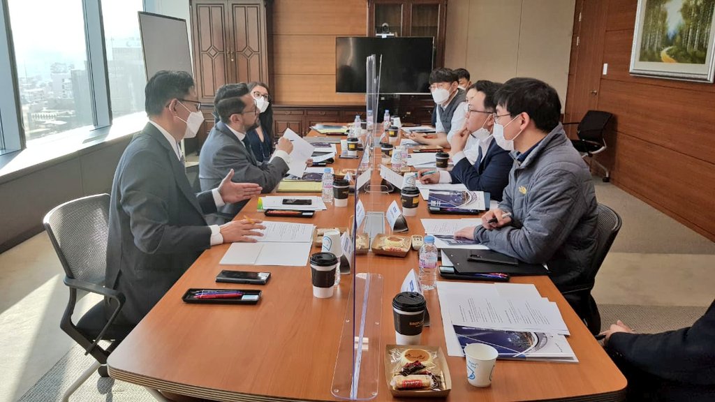 Produccion_Ecu's tweet photo. #Corea🇰🇷 |El viceministro de Producción e Industrias, @JacksonT_C, se reunió con el presidente de KIAT, Yeong Cheol Seok, y su equipo técnico, para definir aspectos generales del proyecto de implementación del Centro de Desarrollo Tecnológico Agroindustrial en Ecuador. https://t.co/9QQyo7nGsn