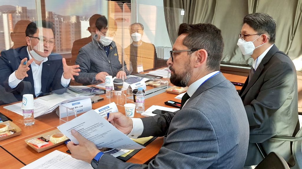 Produccion_Ecu's tweet photo. #Corea🇰🇷 |El viceministro de Producción e Industrias, @JacksonT_C, se reunió con el presidente de KIAT, Yeong Cheol Seok, y su equipo técnico, para definir aspectos generales del proyecto de implementación del Centro de Desarrollo Tecnológico Agroindustrial en Ecuador. https://t.co/9QQyo7nGsn