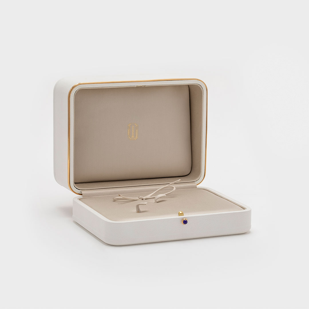Ecrin spécial haute joaillerie pour Boucheron, il est  facilement reconnaissable par son élégant fermoir en métal doré surmonté d’une perle de verre bleu. <a href="/labelepv/">Label EPV</a> #ecrin #joaillerie #savoirfaire #Packaging #packagingdesign
