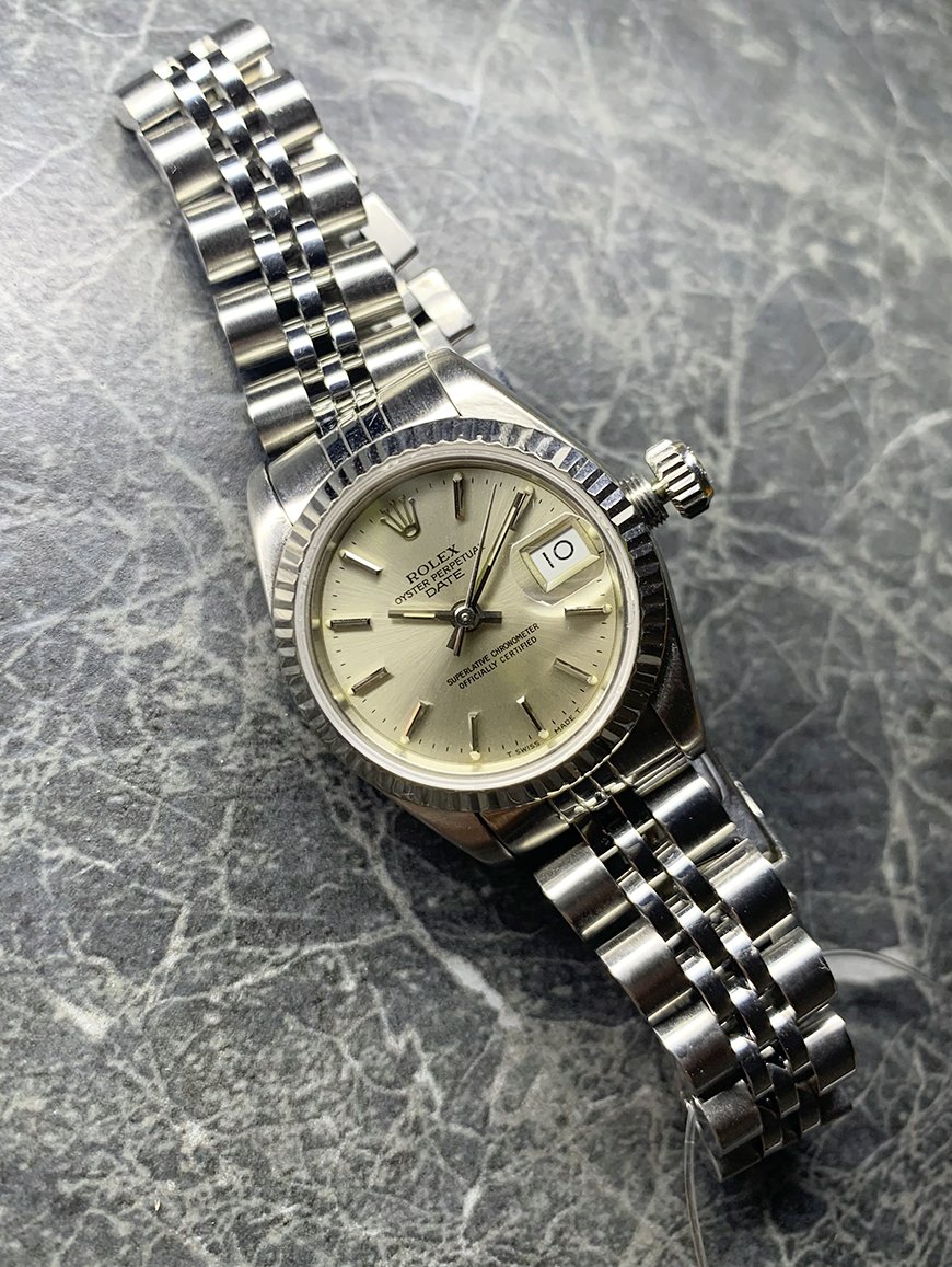 Est_1897's tweet photo. The Rolex Oyster Perpetual Date 69240.
Features a stainless steel bracelet and case with a luxurious Champagne dial.
Are you a fan of this watch?
#Rolex #Date #StainlessSteel #Champagne #OysterPerpetual #PreOwnedRolex #Est1897 https://t.co/vHzu7J2i0H