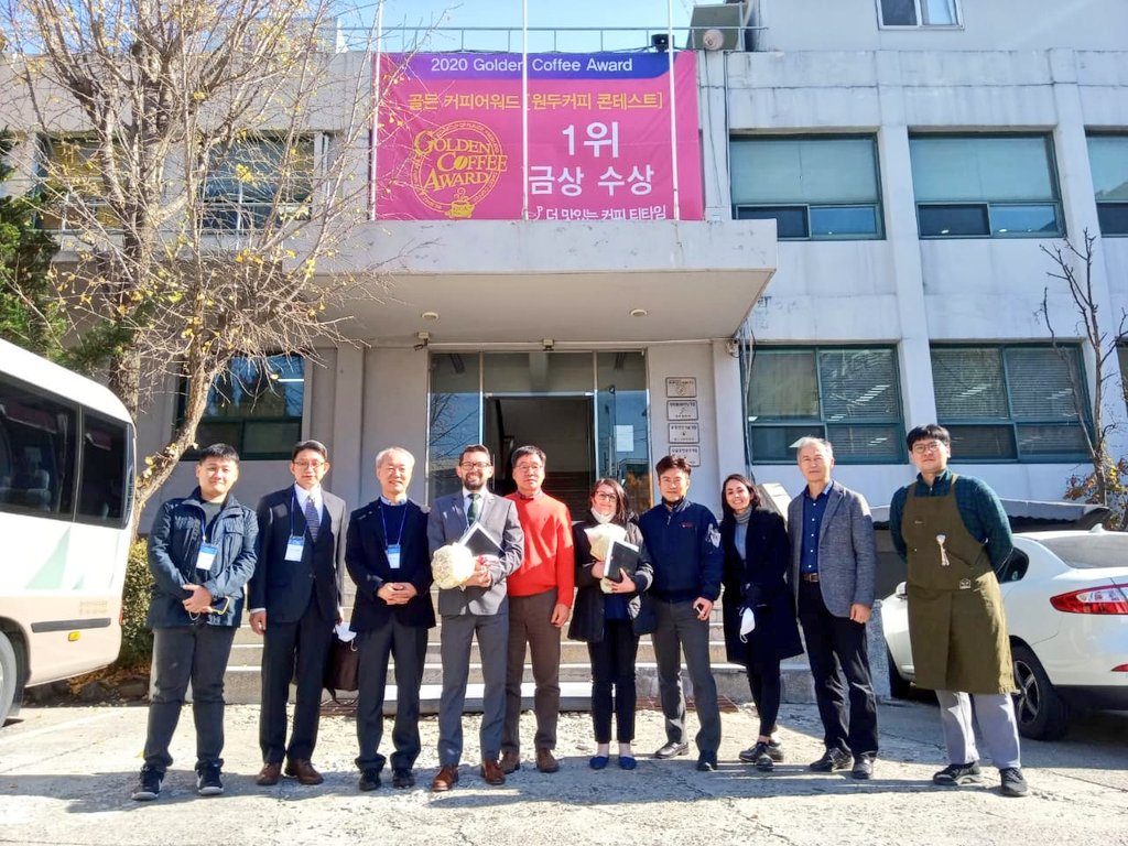 Produccion_Ecu's tweet photo. #Corea🇰🇷 | #Donggu, empresa productora de máquinas de café, recibió la visita del viceministro @JacksonT_C, quien conoció procesos de innovación y los estrictos controles de calidad que lleva adelante, lo que le ha permitido exportar sus productos a 50 países alrededor del mundo. https://t.co/DUnJmCbJ6w