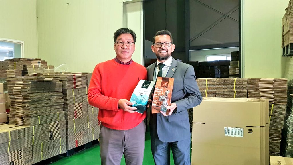 Produccion_Ecu's tweet photo. #Corea🇰🇷 | #Donggu, empresa productora de máquinas de café, recibió la visita del viceministro @JacksonT_C, quien conoció procesos de innovación y los estrictos controles de calidad que lleva adelante, lo que le ha permitido exportar sus productos a 50 países alrededor del mundo. https://t.co/DUnJmCbJ6w