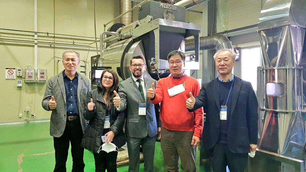 Produccion_Ecu's tweet photo. #Corea🇰🇷 | #Donggu, empresa productora de máquinas de café, recibió la visita del viceministro @JacksonT_C, quien conoció procesos de innovación y los estrictos controles de calidad que lleva adelante, lo que le ha permitido exportar sus productos a 50 países alrededor del mundo. https://t.co/DUnJmCbJ6w