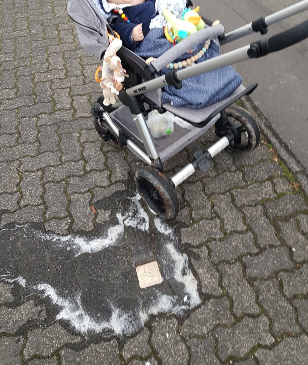 DG9KaBumm's tweet photo. Der #Stolperstein in #krombach scheint manchmal gereinigt zu werden aber das hielt uns nicht ab und wir haben noch ein wenig Glanz raus geholt! https://t.co/BfByUbLWUR