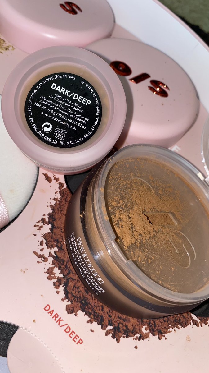JuGalaxSea's tweet photo. This might be my new fav loose powder 🤎😭🔥@OneSizeBeauty New:
The Ultimate Setting Powder is superfine, 14-hour blurring setting powder with a soft matte finish😍
Shades: Translucent & Dark/Deep #OneSize #OneSizeBeauty #UltimateSettingPowder #GoOff #VisionaryCollection https://t.co/WyohsODap9