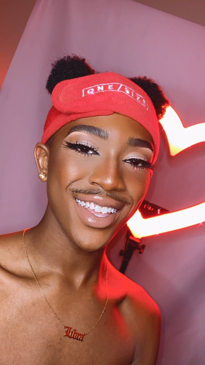 JuGalaxSea's tweet photo. This might be my new fav loose powder 🤎😭🔥@OneSizeBeauty New:
The Ultimate Setting Powder is superfine, 14-hour blurring setting powder with a soft matte finish😍
Shades: Translucent & Dark/Deep #OneSize #OneSizeBeauty #UltimateSettingPowder #GoOff #VisionaryCollection https://t.co/WyohsODap9