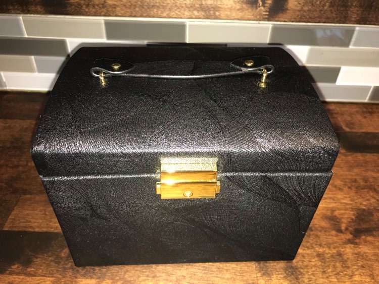 WildRedheadHome's tweet photo. This Jewelry Case is a perfect gift for any occasion! It'll fit comfortably on any side table and can hold a wide assortment of jewelry. The jewelry box measures 17.5×13.5×12cm/6.89×5.31×4.72inch

https://t.co/Qc2W2jVIZS https://t.co/R6ts5EJ20O