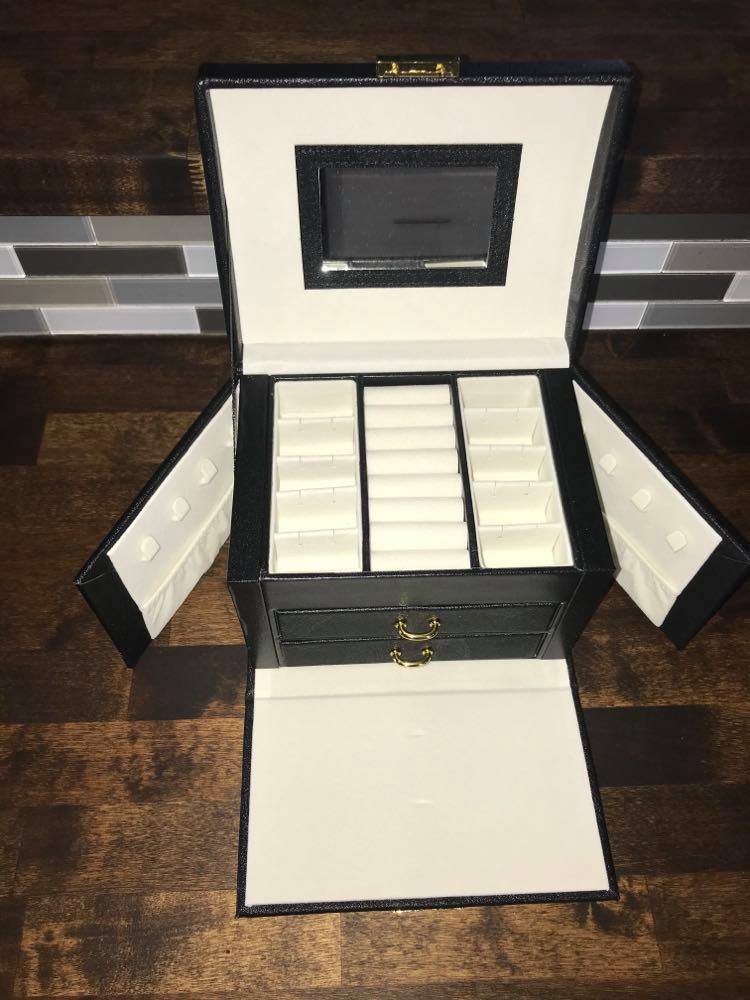 WildRedheadHome's tweet photo. This Jewelry Case is a perfect gift for any occasion! It'll fit comfortably on any side table and can hold a wide assortment of jewelry. The jewelry box measures 17.5×13.5×12cm/6.89×5.31×4.72inch

https://t.co/Qc2W2jVIZS https://t.co/R6ts5EJ20O