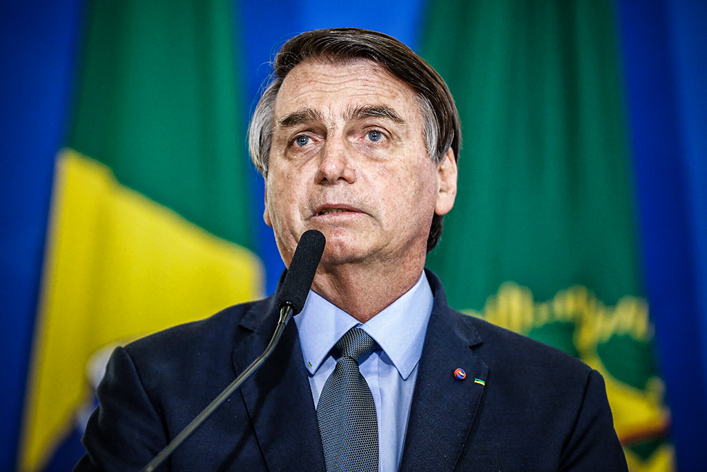 sensacionalista's tweet photo. Bolsonaro comemora morte de brasileiro e sentimos saudade de quando ele apenas dizia 'e daí?' https://t.co/masfnJkilc