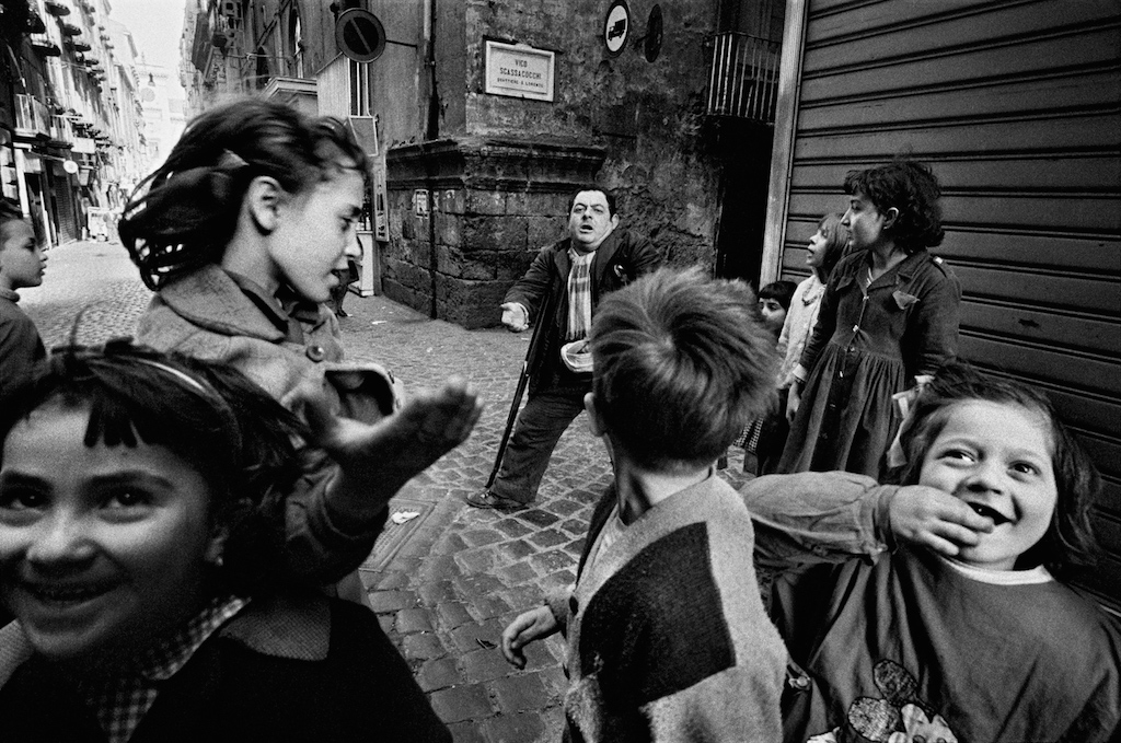 photographescom's tweet photo. Mort de Bruno Barbey : 1941 – 2020
« J’aime les pays méditerranéens, la chaleur humaine qui s’en dégage » Bruno Barbey

https://t.co/n6vCHyXVKB

#photographes #MagnumPhotos https://t.co/LKHyjFUIJu